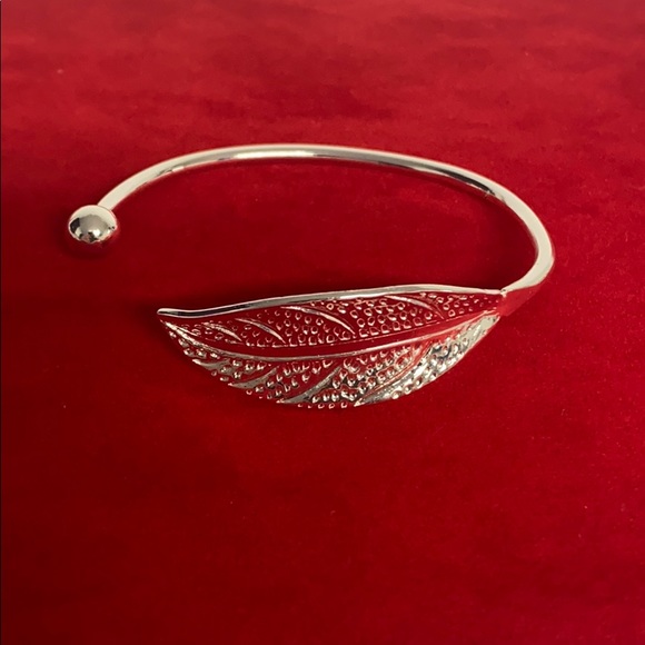 🌸2/$20🌸 Adjustable Silver Leaf Cuff - Picture 5 of 6